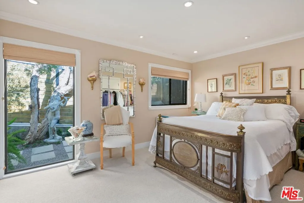 Los Angeles, California 90049, United States, 4 Bedrooms Bedrooms, ,3 BathroomsBathrooms,Residential,Active,241691