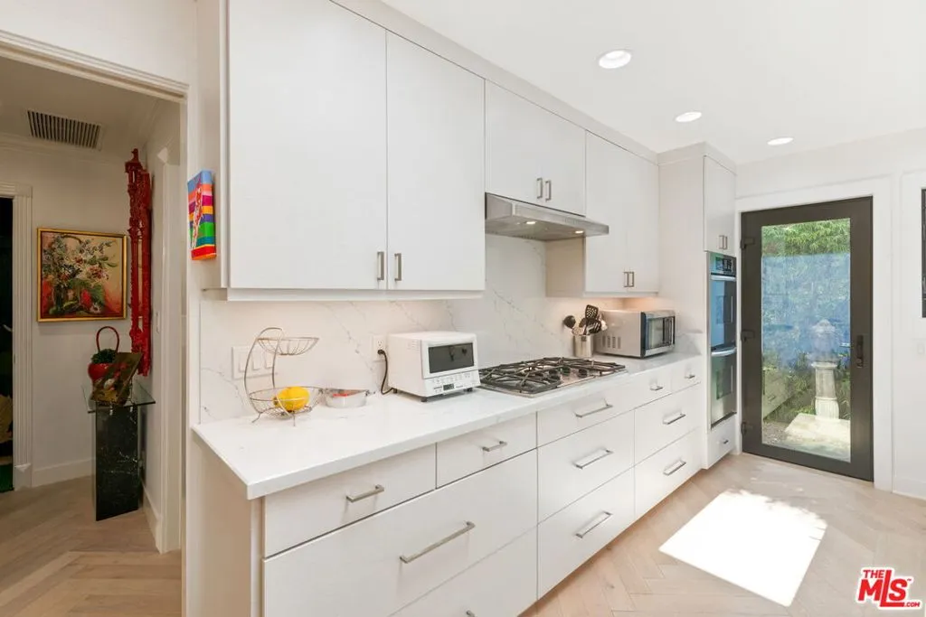 Los Angeles, California 90049, United States, 4 Bedrooms Bedrooms, ,3 BathroomsBathrooms,Residential,Active,241691