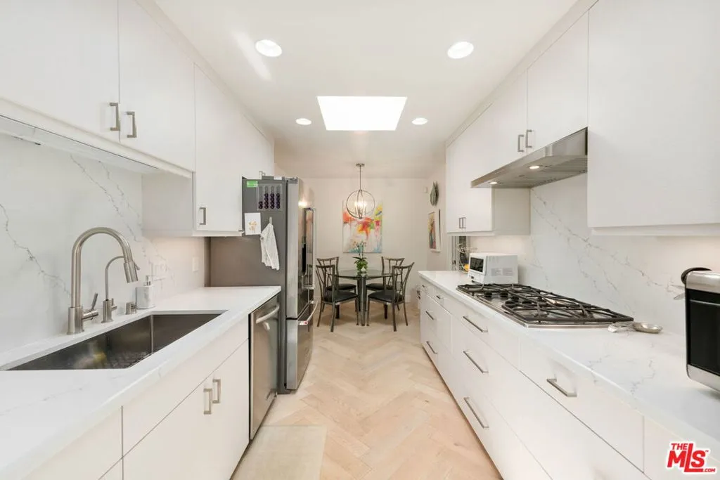 Los Angeles, California 90049, United States, 4 Bedrooms Bedrooms, ,3 BathroomsBathrooms,Residential,Active,241691