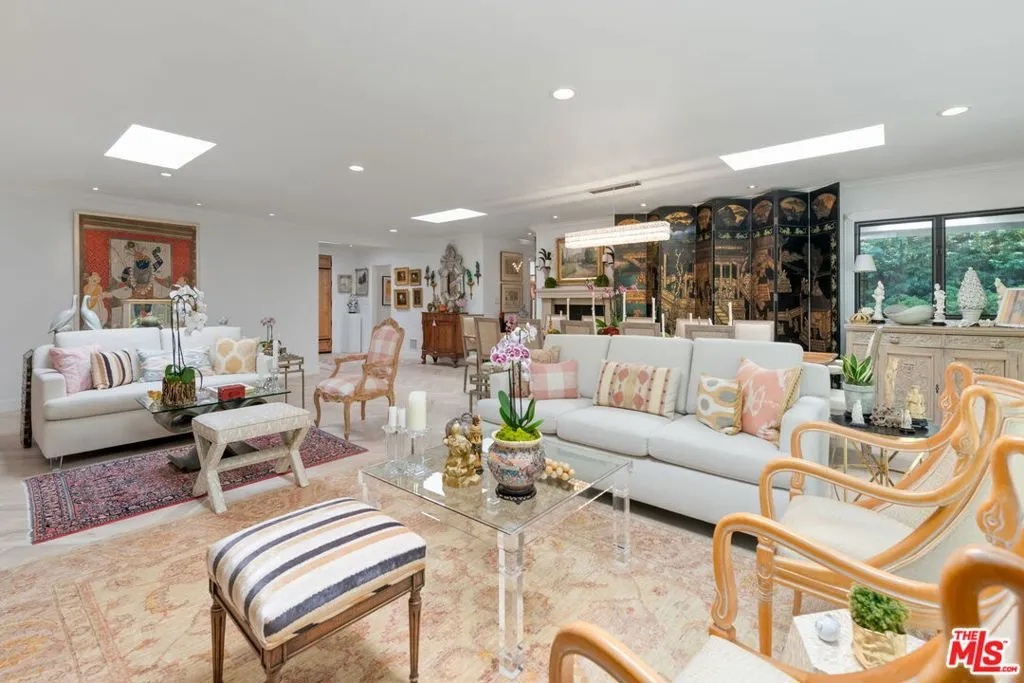 Los Angeles, California 90049, United States, 4 Bedrooms Bedrooms, ,3 BathroomsBathrooms,Residential,Active,241691