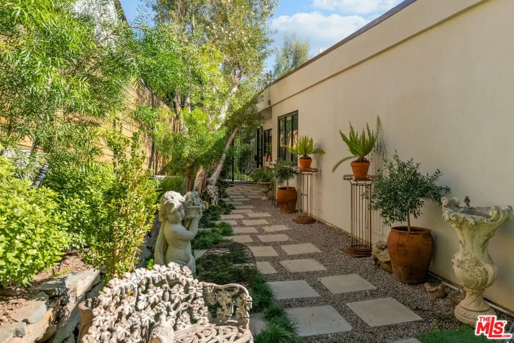 Los Angeles, California 90049, United States, 4 Bedrooms Bedrooms, ,3 BathroomsBathrooms,Residential,Active,241691