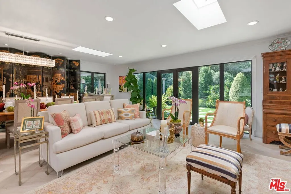 Los Angeles, California 90049, United States, 4 Bedrooms Bedrooms, ,3 BathroomsBathrooms,Residential,Active,241691