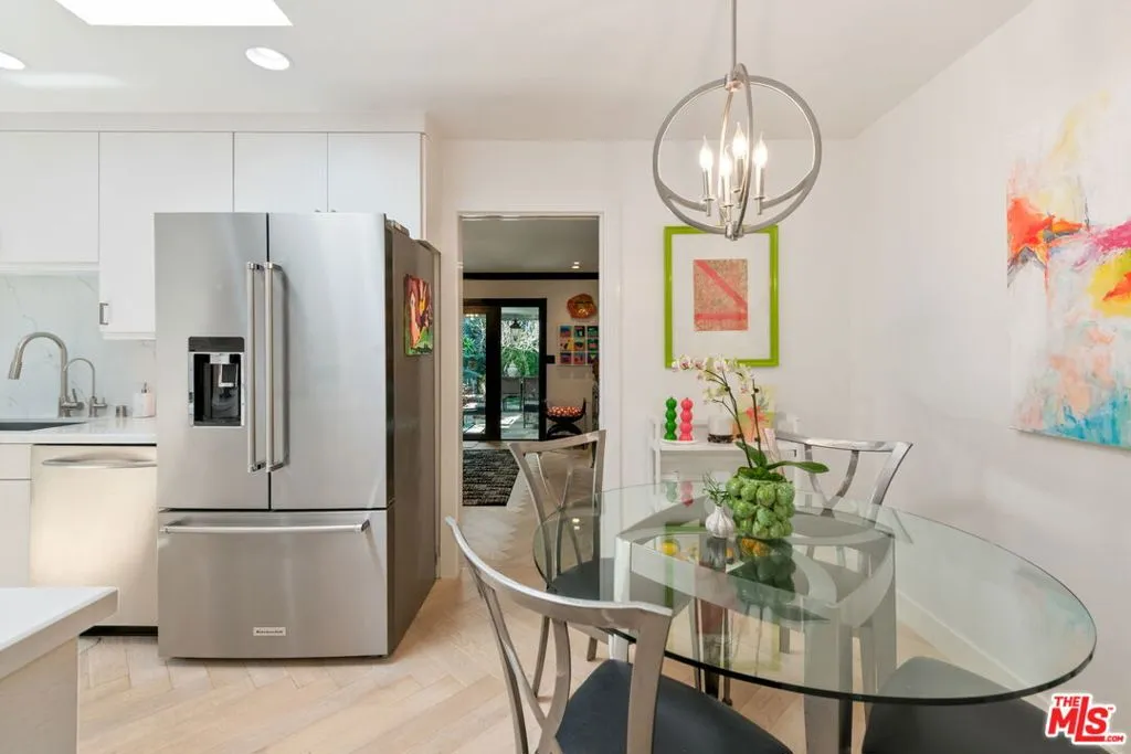 Los Angeles, California 90049, United States, 4 Bedrooms Bedrooms, ,3 BathroomsBathrooms,Residential,Active,241691