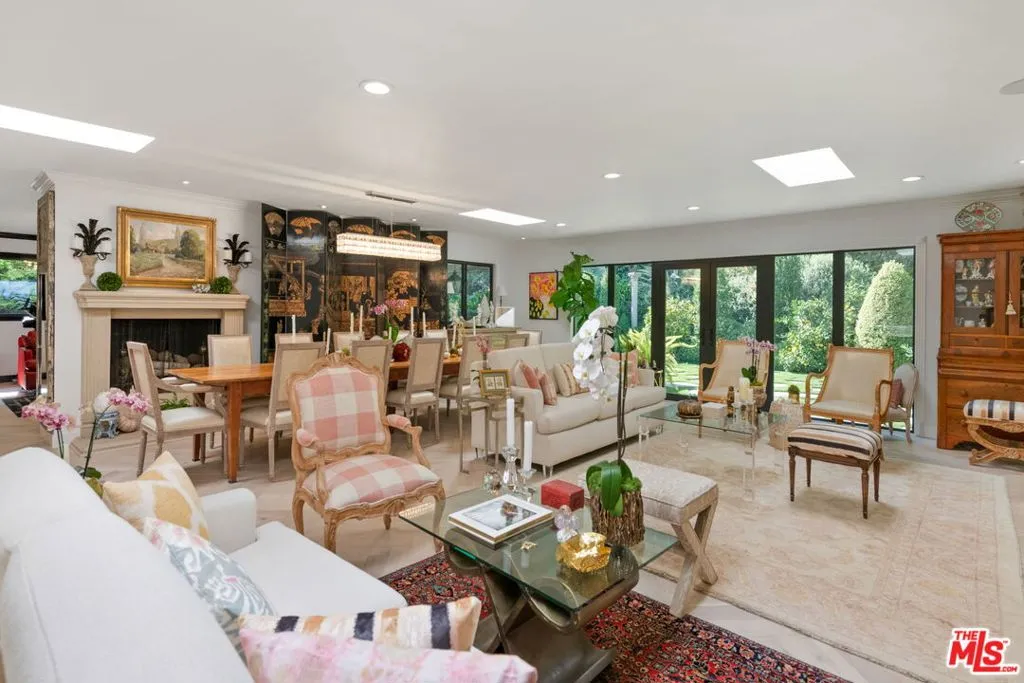 Los Angeles, California 90049, United States, 4 Bedrooms Bedrooms, ,3 BathroomsBathrooms,Residential,Active,241691