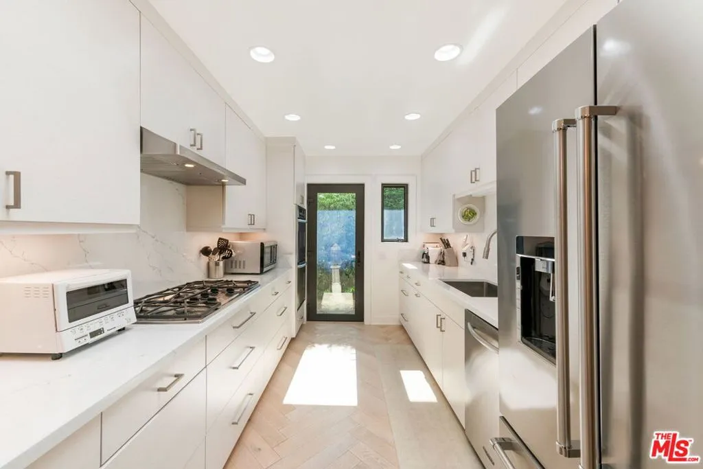 Los Angeles, California 90049, United States, 4 Bedrooms Bedrooms, ,3 BathroomsBathrooms,Residential,Active,241691