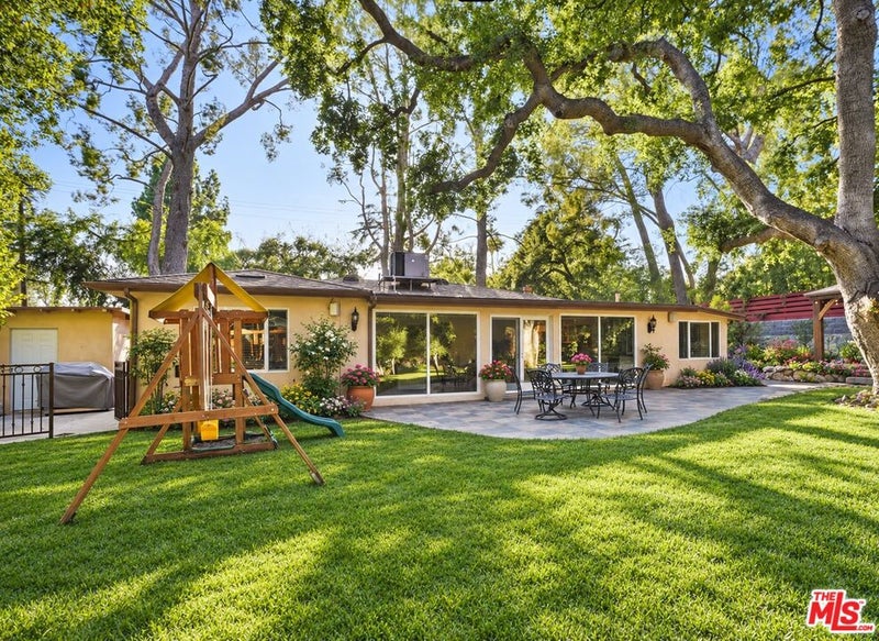 2452 N Altadena Drive