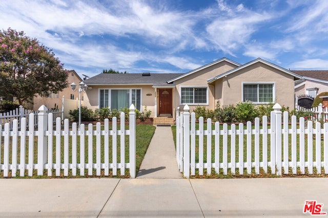 7511 Corbin Avenue, Los Angeles
