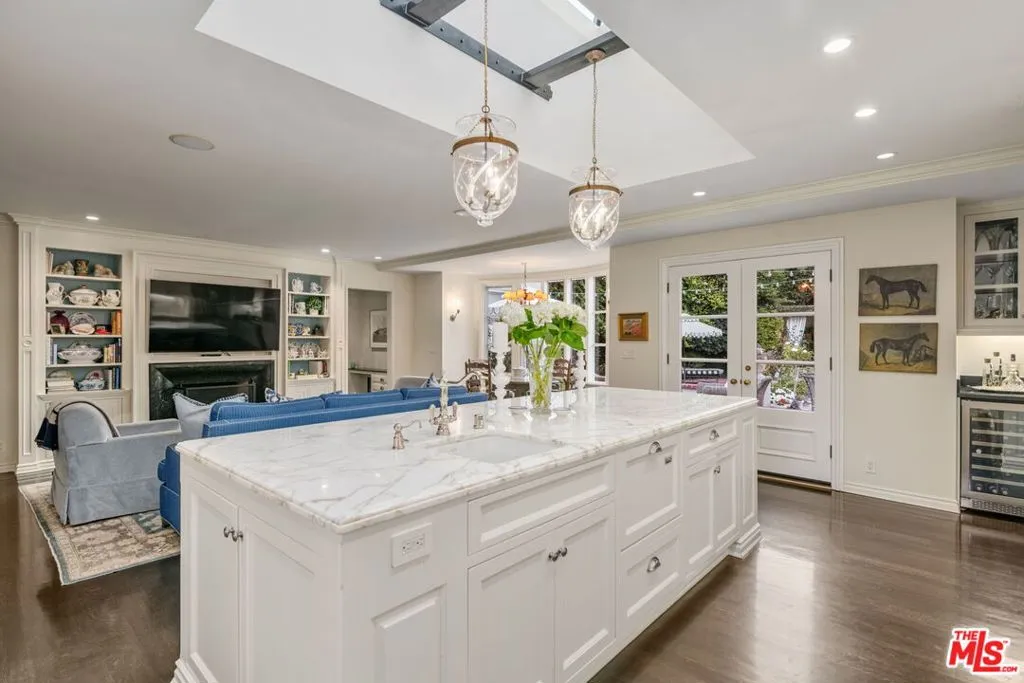 Beverly Hills, California 90210, United States, 5 Bedrooms Bedrooms, ,5 BathroomsBathrooms,Residential,Active,205135