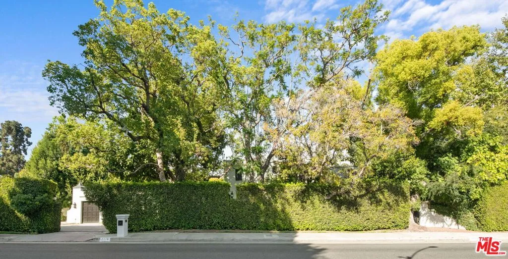 Beverly Hills, California 90210, United States, 5 Bedrooms Bedrooms, ,5 BathroomsBathrooms,Residential,Active,205135