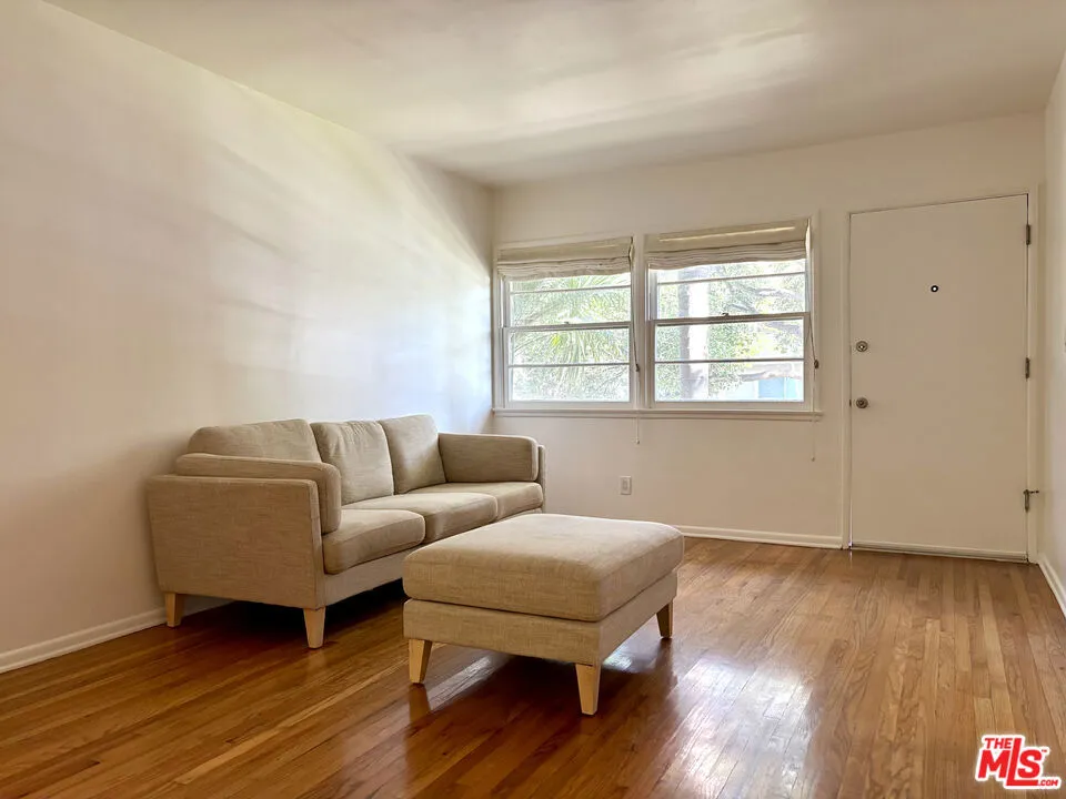 Santa Monica, California 90403, United States, 1 Bedroom Bedrooms, ,1 BathroomBathrooms,Residential,Active,222488
