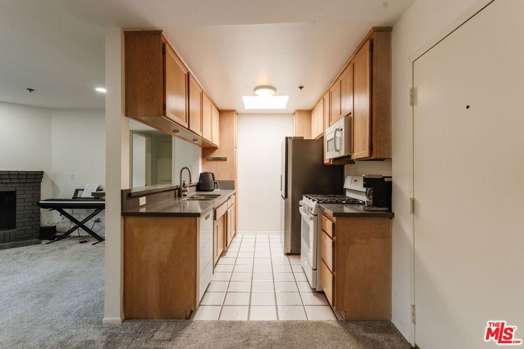 1731 Barry Avenue 214