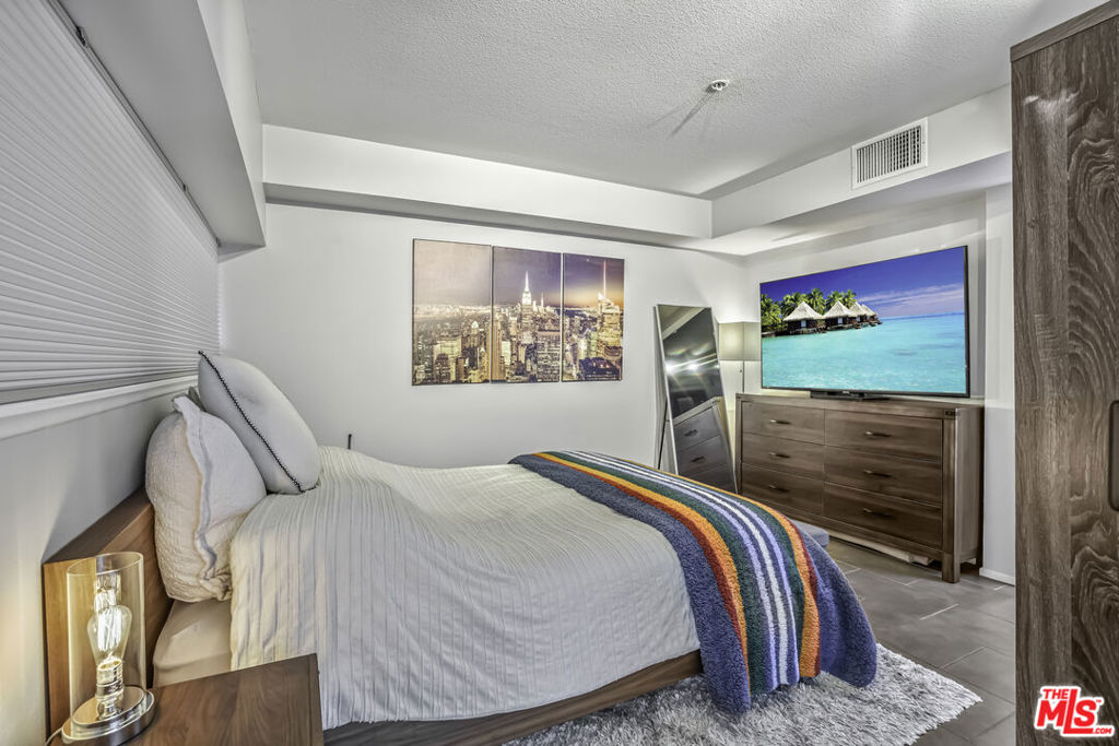 7320 Hawthorn Avenue 315