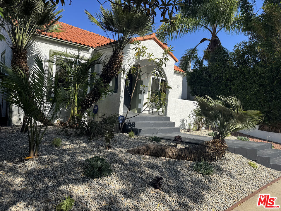 636 N Curson Avenue