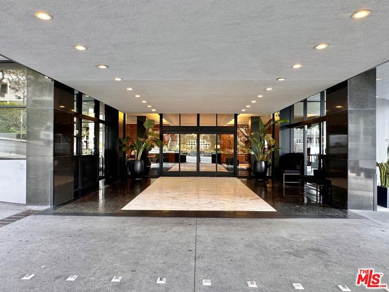 1100 Alta Loma Road 902