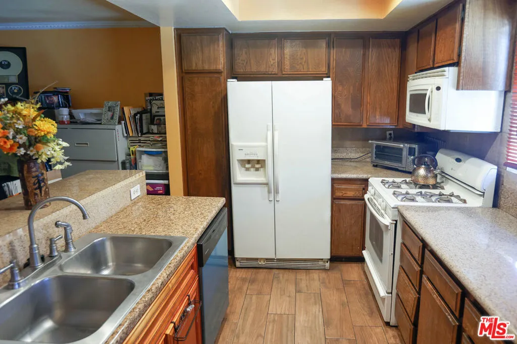 Van Nuys, California 91405, United States, 2 Bedrooms Bedrooms, ,3 BathroomsBathrooms,Residential,Active,237837