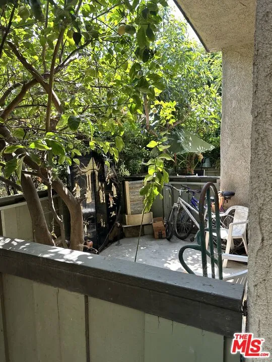 Van Nuys, California 91405, United States, 2 Bedrooms Bedrooms, ,3 BathroomsBathrooms,Residential,Active,237837