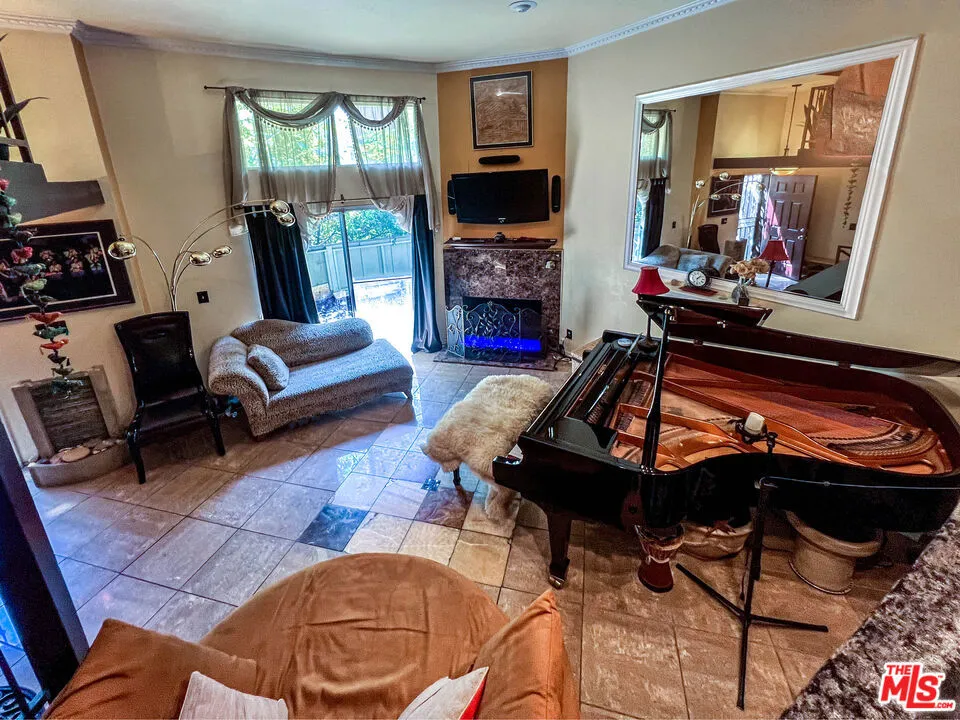 Van Nuys, California 91405, United States, 2 Bedrooms Bedrooms, ,3 BathroomsBathrooms,Residential,Active,215239