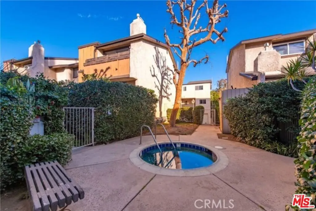 Van Nuys, California 91405, United States, 2 Bedrooms Bedrooms, ,3 BathroomsBathrooms,Residential,Active,215239