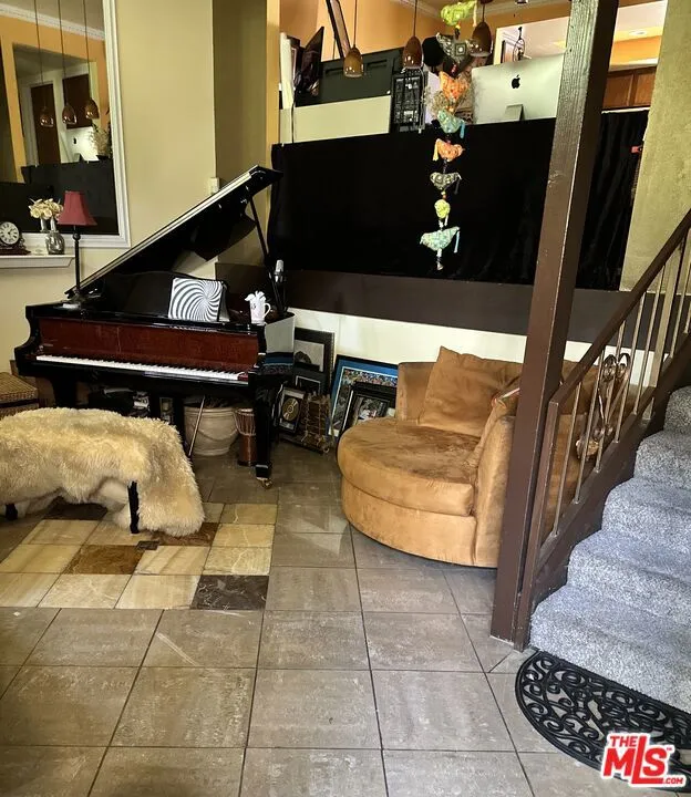 Van Nuys, California 91405, United States, 2 Bedrooms Bedrooms, ,3 BathroomsBathrooms,Residential,Active,215239