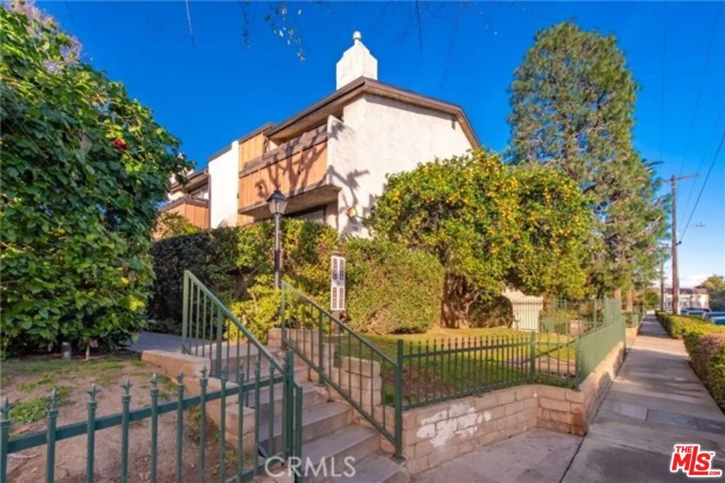 Van Nuys, California 91405, United States, 2 Bedrooms Bedrooms, ,3 BathroomsBathrooms,Residential,Active,215239