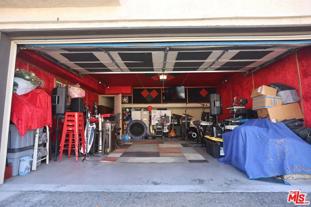 Van Nuys, California 91405, United States, 2 Bedrooms Bedrooms, ,3 BathroomsBathrooms,Residential,Active,215239