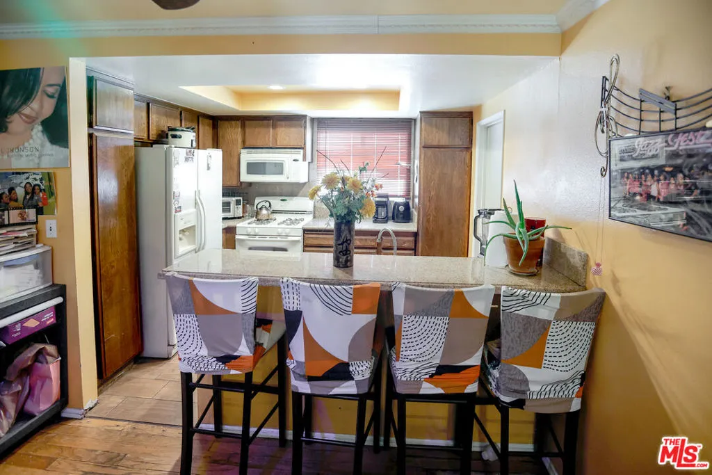 Van Nuys, California 91405, United States, 2 Bedrooms Bedrooms, ,3 BathroomsBathrooms,Residential,Active,215239