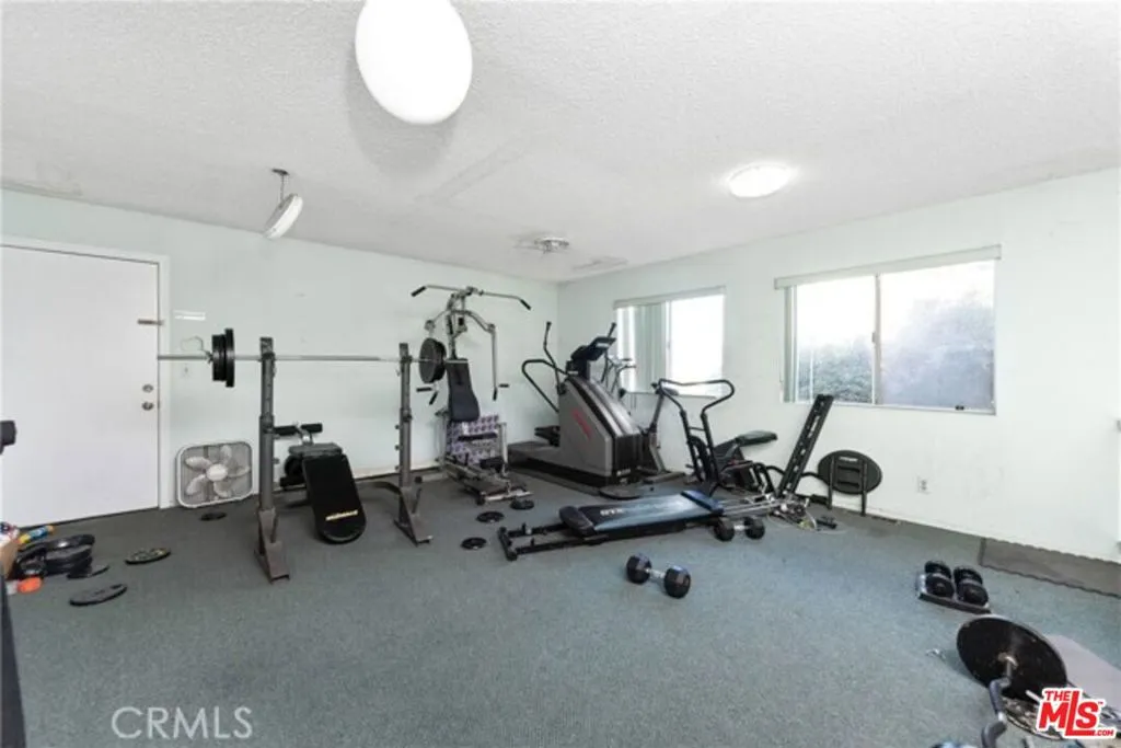 Van Nuys, California 91405, United States, 2 Bedrooms Bedrooms, ,3 BathroomsBathrooms,Residential,Active,215239