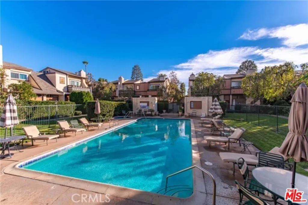 Van Nuys, California 91405, United States, 2 Bedrooms Bedrooms, ,3 BathroomsBathrooms,Residential,Active,215239