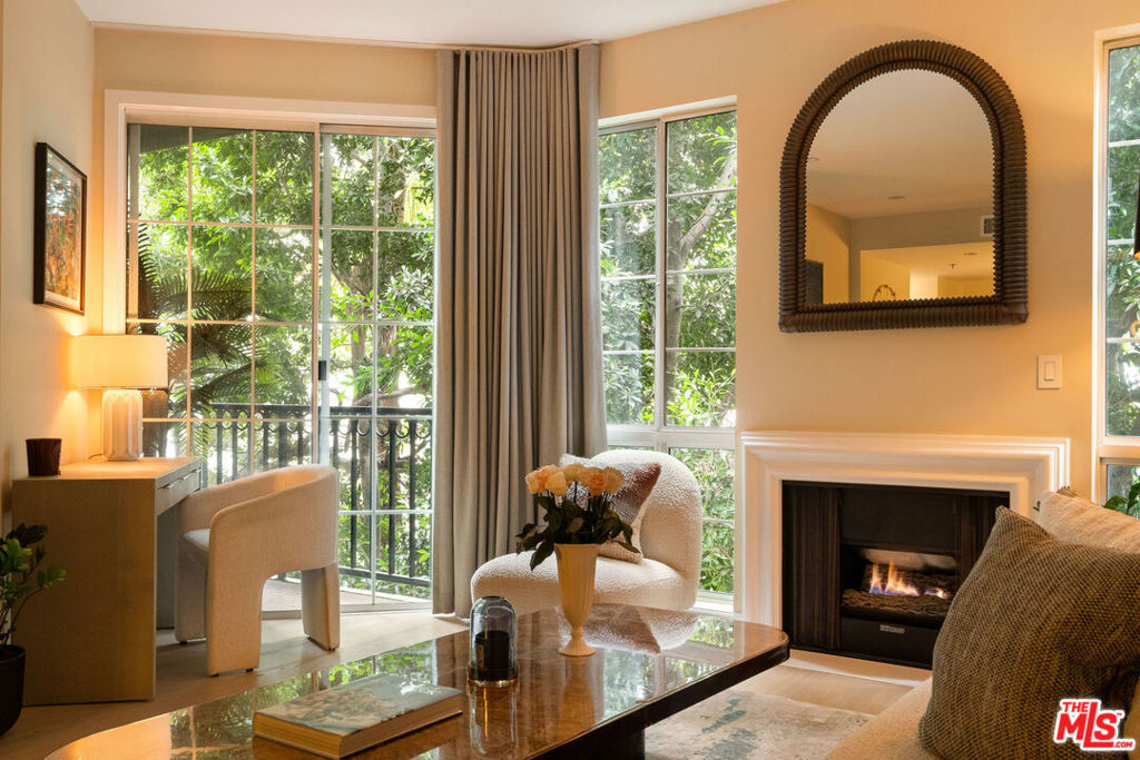 585 N Rossmore Avenue 407