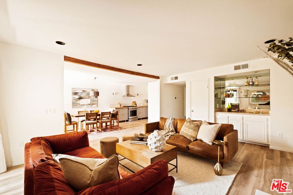 1942 Grace Avenue 118