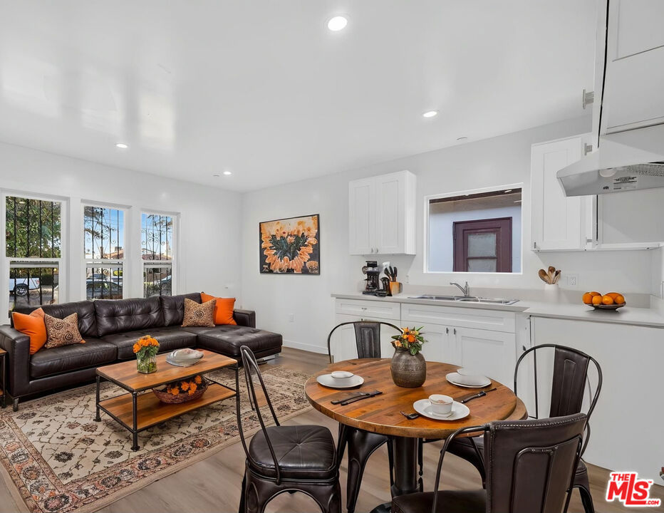 1046 W 83rd Street