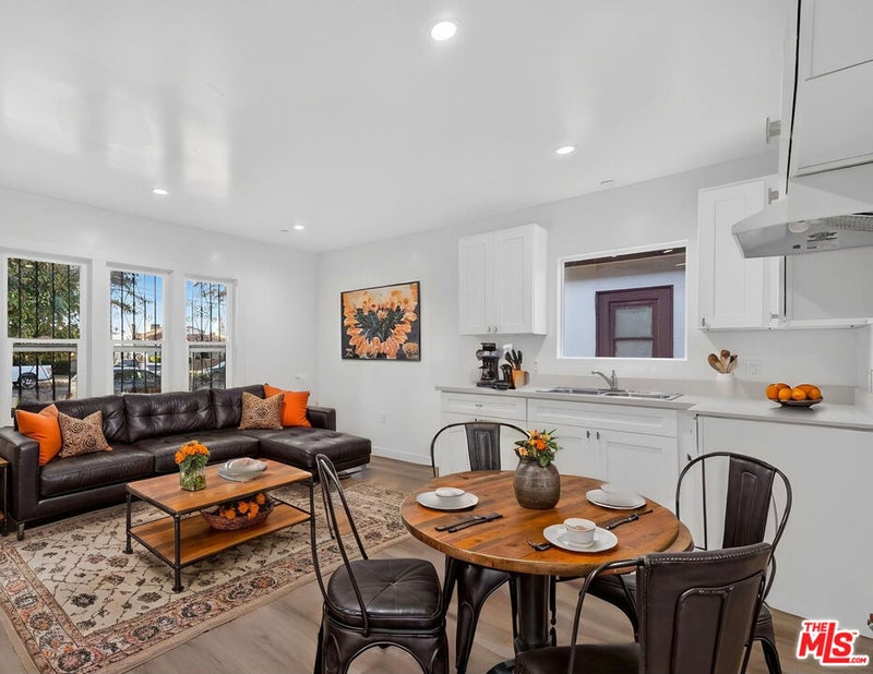 1046 W 83rd Street
