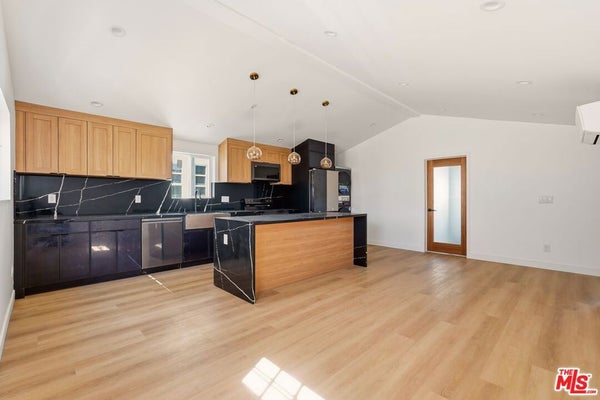ADDRESS PRIVATE, LOS ANGELES, CA  - Image fdb96242dff19d4b23d73ed4f28fa957/1414628917