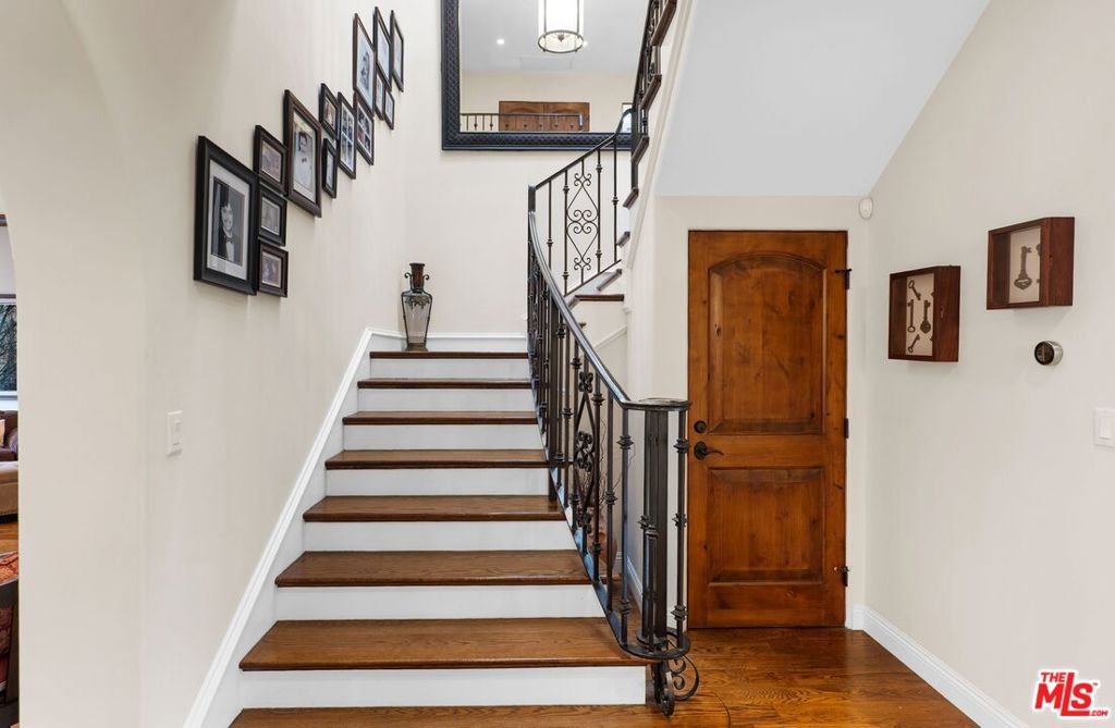 3522 S Barrington Avenue