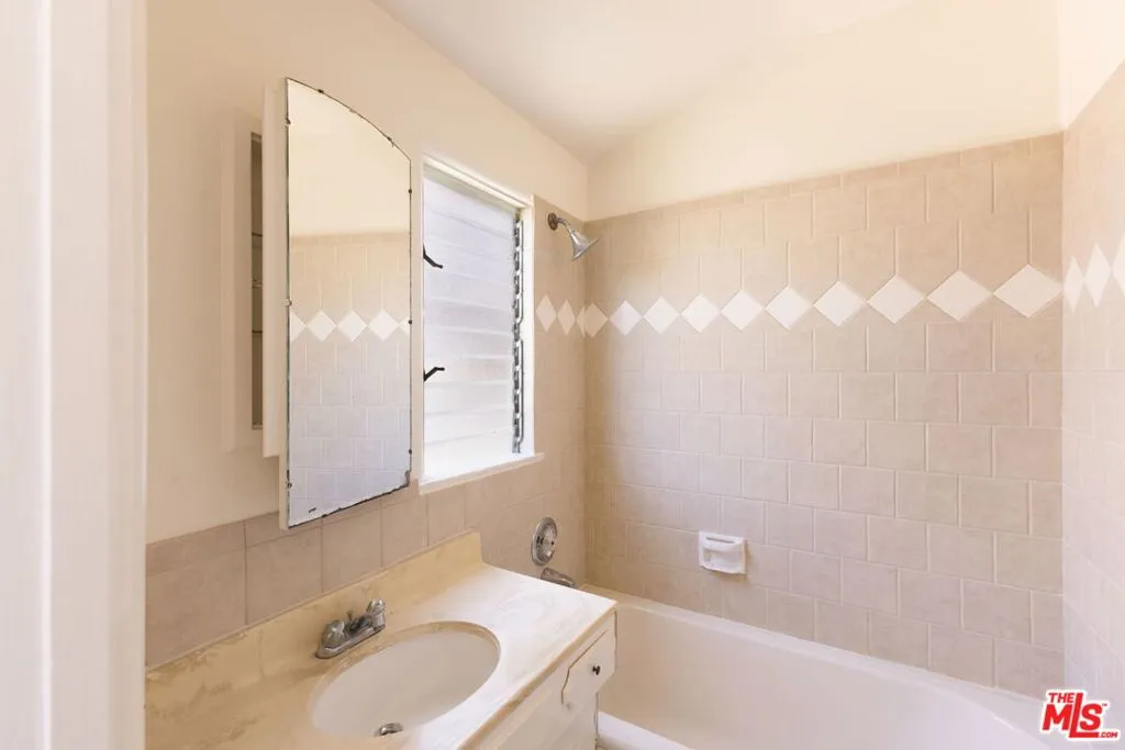 Santa Monica, California 90402, United States, 4 Bedrooms Bedrooms, ,4 BathroomsBathrooms,Residential,Pending,183023