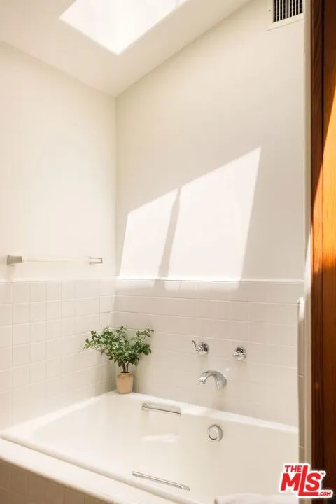 Santa Monica, California 90402, United States, 4 Bedrooms Bedrooms, ,4 BathroomsBathrooms,Residential,Pending,183023