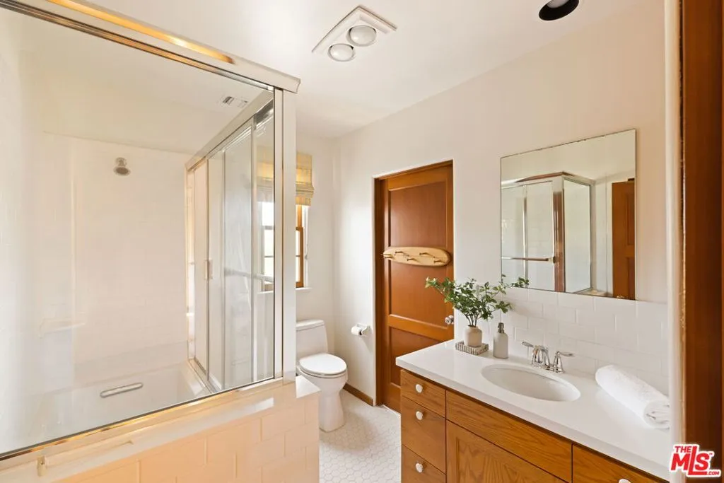 Santa Monica, California 90402, United States, 4 Bedrooms Bedrooms, ,4 BathroomsBathrooms,Residential,Pending,183023