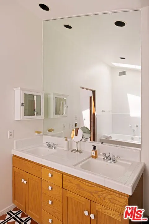 Santa Monica, California 90402, United States, 4 Bedrooms Bedrooms, ,4 BathroomsBathrooms,Residential,Pending,183023