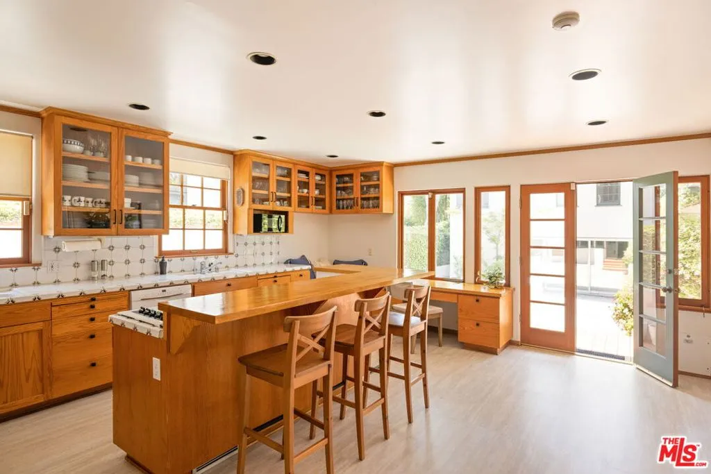 Santa Monica, California 90402, United States, 4 Bedrooms Bedrooms, ,4 BathroomsBathrooms,Residential,Pending,183023