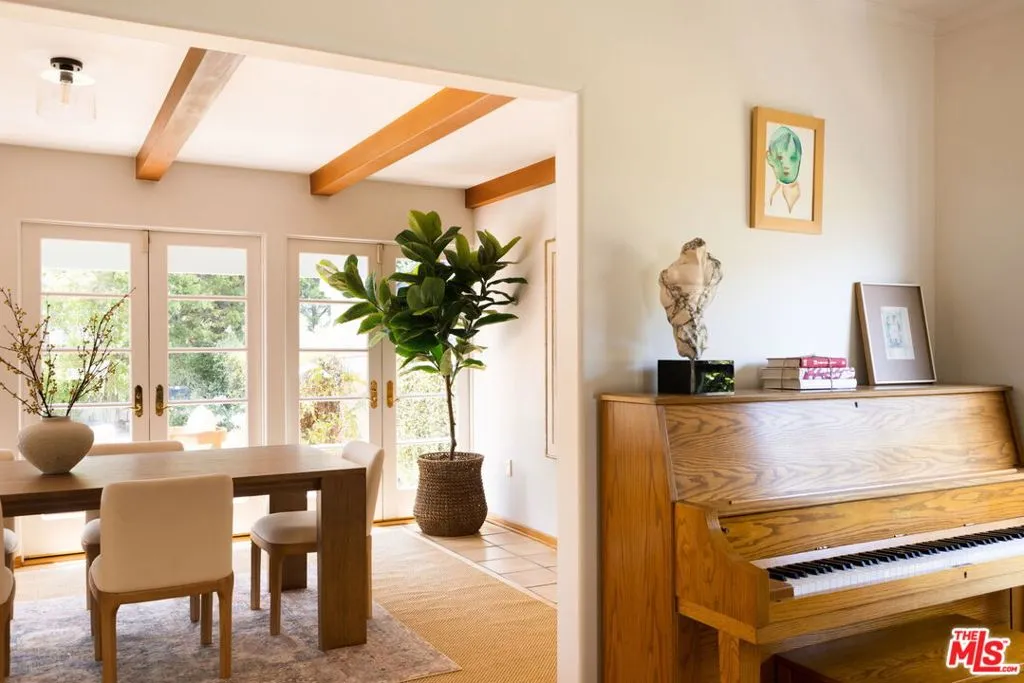 Santa Monica, California 90402, United States, 4 Bedrooms Bedrooms, ,4 BathroomsBathrooms,Residential,Pending,183023