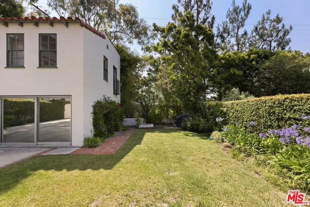 Santa Monica, California 90402, United States, 4 Bedrooms Bedrooms, ,4 BathroomsBathrooms,Residential,Pending,183023