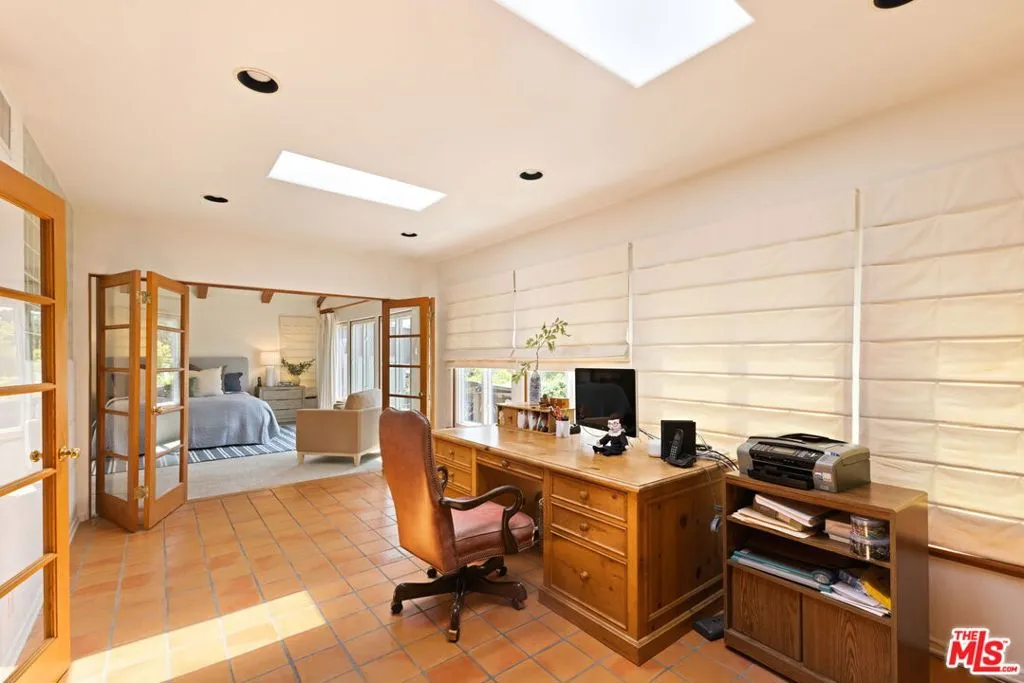 Santa Monica, California 90402, United States, 4 Bedrooms Bedrooms, ,4 BathroomsBathrooms,Residential,Pending,183023