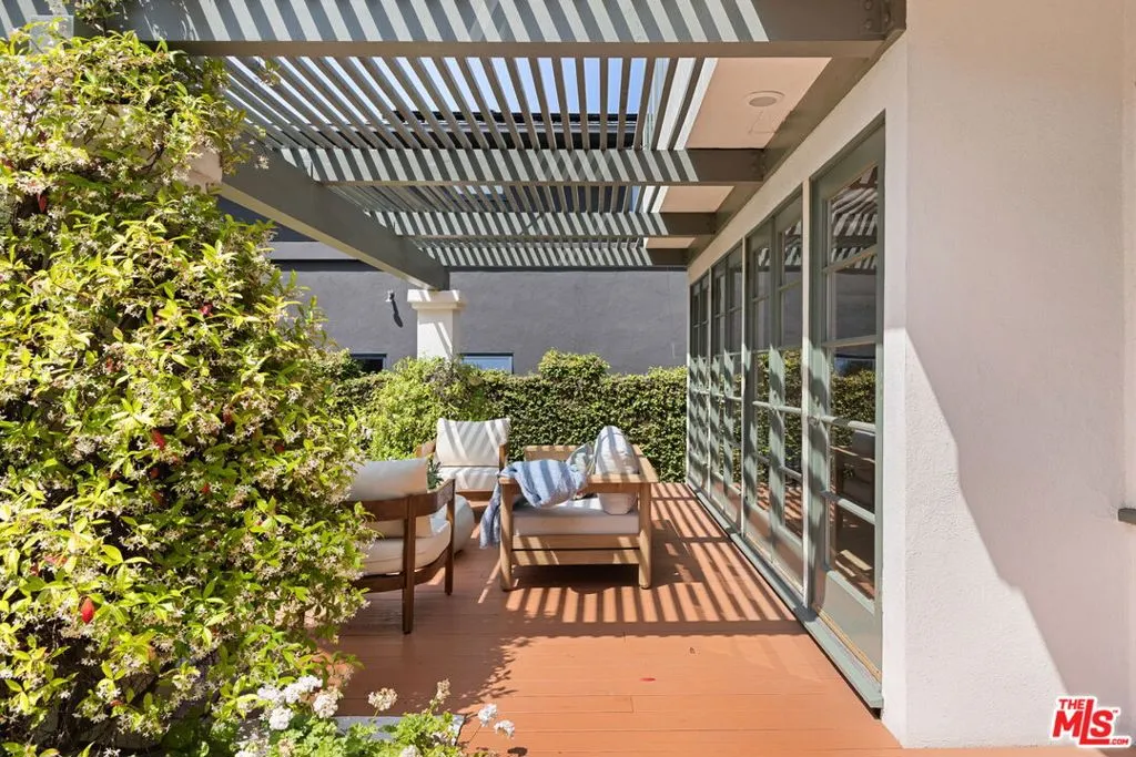 Santa Monica, California 90402, United States, 4 Bedrooms Bedrooms, ,4 BathroomsBathrooms,Residential,Pending,183023