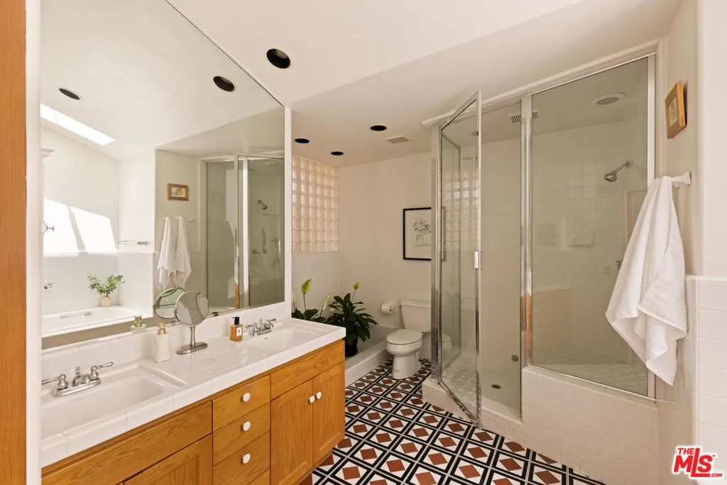 Santa Monica, California 90402, United States, 4 Bedrooms Bedrooms, ,4 BathroomsBathrooms,Residential,Pending,183023