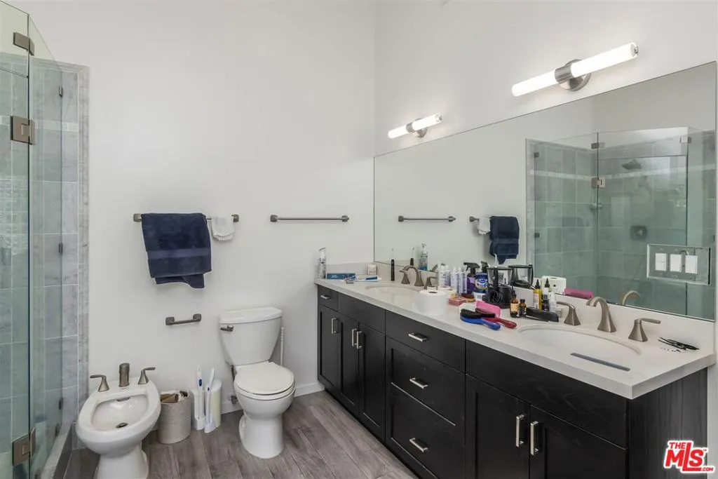 Los Angeles, California 90046, United States, 3 Bedrooms Bedrooms, ,2 BathroomsBathrooms,Residential,Active,139703