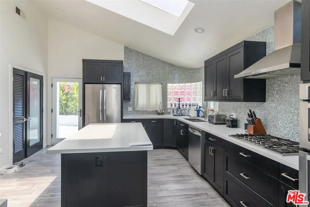 Los Angeles, California 90046, United States, 3 Bedrooms Bedrooms, ,2 BathroomsBathrooms,Residential,Active,139703