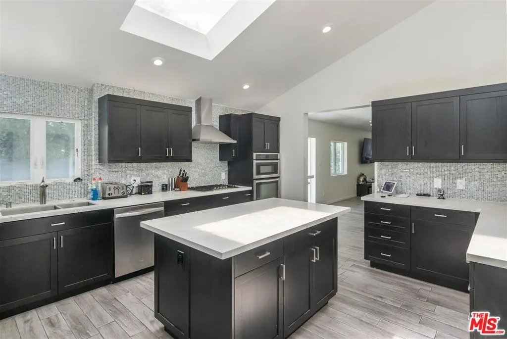 Los Angeles, California 90046, United States, 3 Bedrooms Bedrooms, ,2 BathroomsBathrooms,Residential,Active,139703