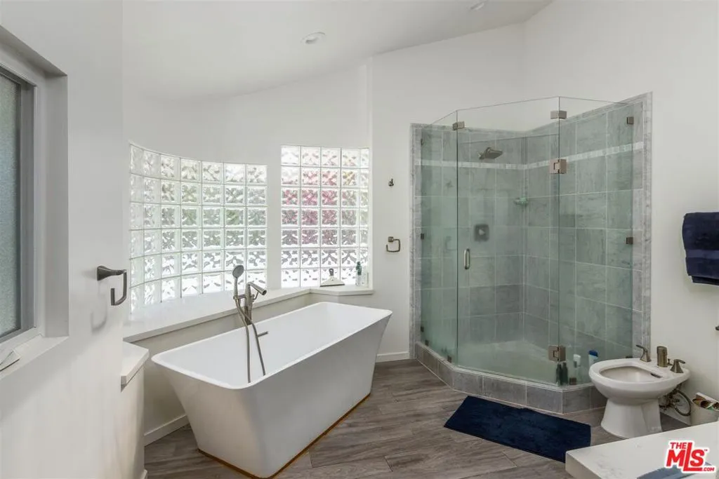 Los Angeles, California 90046, United States, 3 Bedrooms Bedrooms, ,2 BathroomsBathrooms,Residential,Active,139703