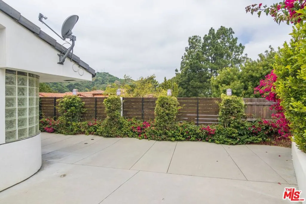 Los Angeles, California 90046, United States, 3 Bedrooms Bedrooms, ,2 BathroomsBathrooms,Residential,Active,139703