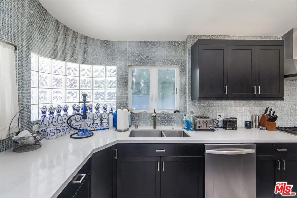 Los Angeles, California 90046, United States, 3 Bedrooms Bedrooms, ,2 BathroomsBathrooms,Residential,Active,139703